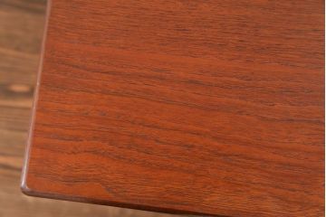 北欧家具G-PLAN(ジープラン)のビンテージ品　上質なサイドキャビネット(サイドテーブル)