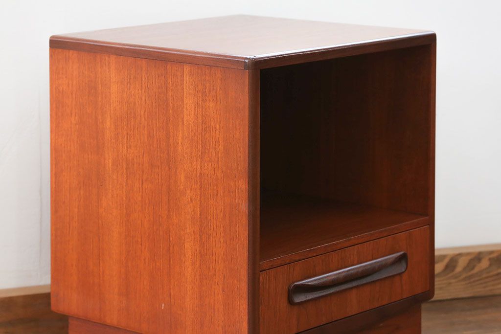 北欧家具G-PLAN(ジープラン)のビンテージ品　上質なサイドキャビネット(サイドテーブル)