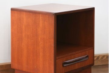 北欧家具G-PLAN(ジープラン)のビンテージ品　上質なサイドキャビネット(サイドテーブル)