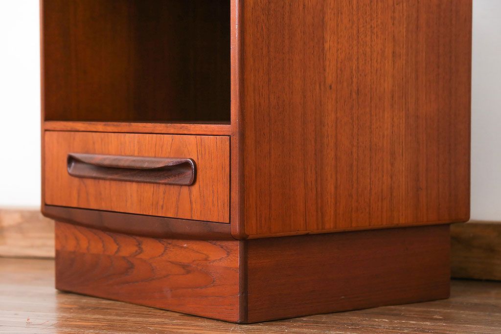 北欧家具G-PLAN(ジープラン)のビンテージ品　上質なサイドキャビネット(サイドテーブル)