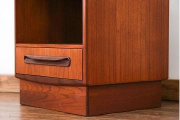 北欧家具G-PLAN(ジープラン)のビンテージ品　上質なサイドキャビネット(サイドテーブル)