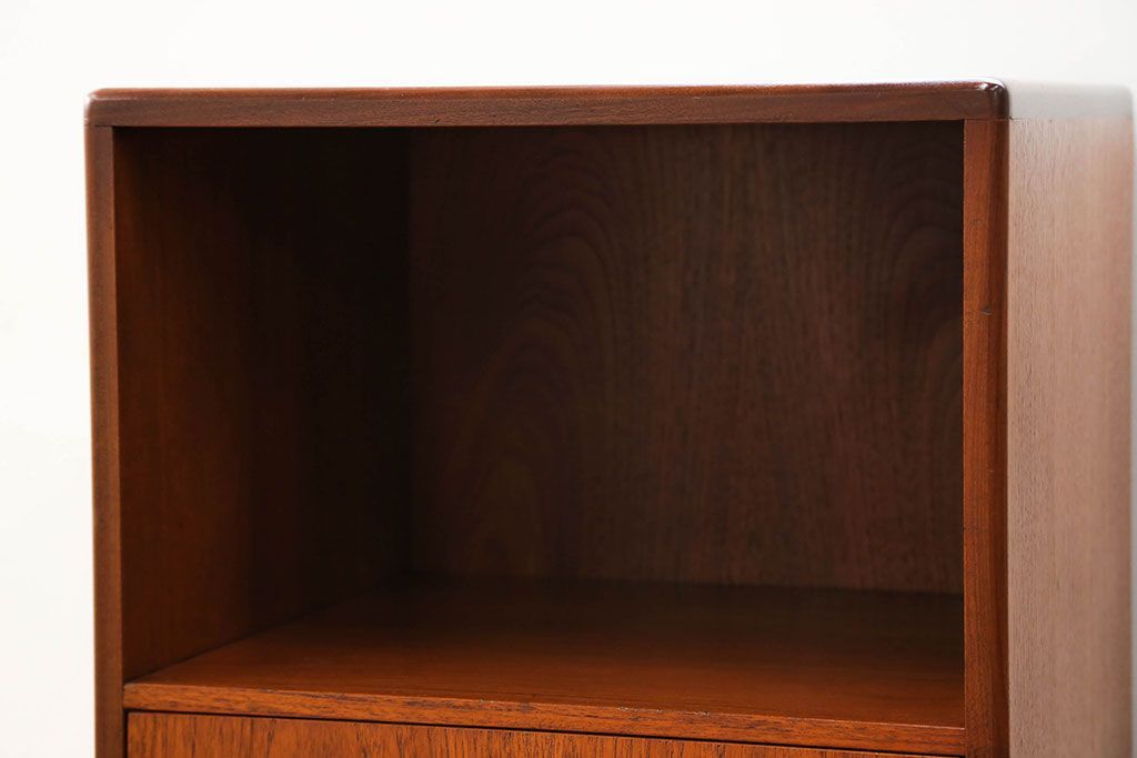 北欧家具G-PLAN(ジープラン)のビンテージ品　上質なサイドキャビネット(サイドテーブル)