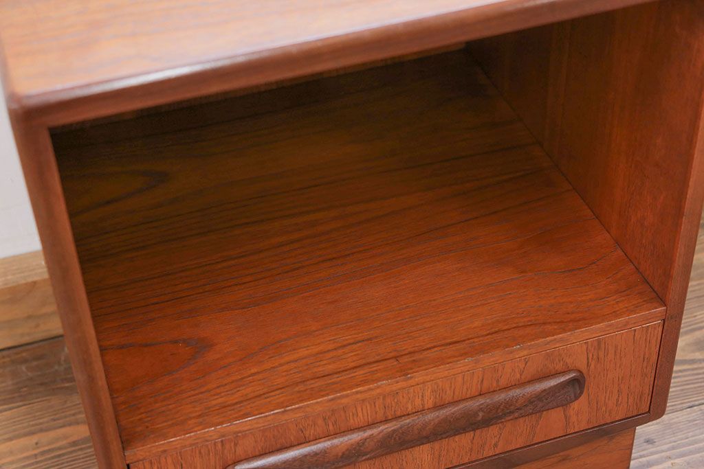 北欧家具G-PLAN(ジープラン)のビンテージ品　上質なサイドキャビネット(サイドテーブル)