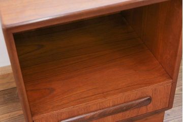 北欧家具G-PLAN(ジープラン)のビンテージ品　上質なサイドキャビネット(サイドテーブル)