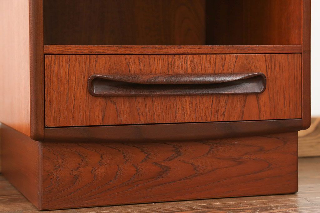 北欧家具G-PLAN(ジープラン)のビンテージ品　上質なサイドキャビネット(サイドテーブル)