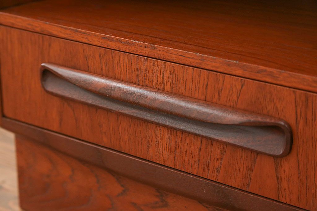 北欧家具G-PLAN(ジープラン)のビンテージ品　上質なサイドキャビネット(サイドテーブル)