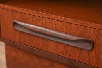 北欧家具G-PLAN(ジープラン)のビンテージ品　上質なサイドキャビネット(サイドテーブル)