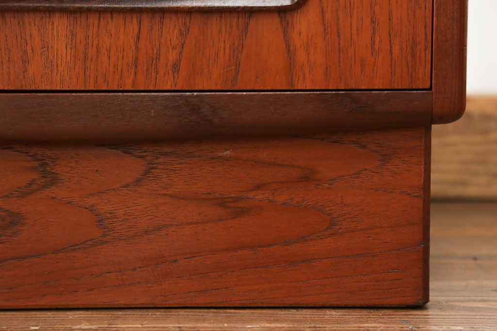 北欧家具G-PLAN(ジープラン)のビンテージ品　上質なサイドキャビネット(サイドテーブル)