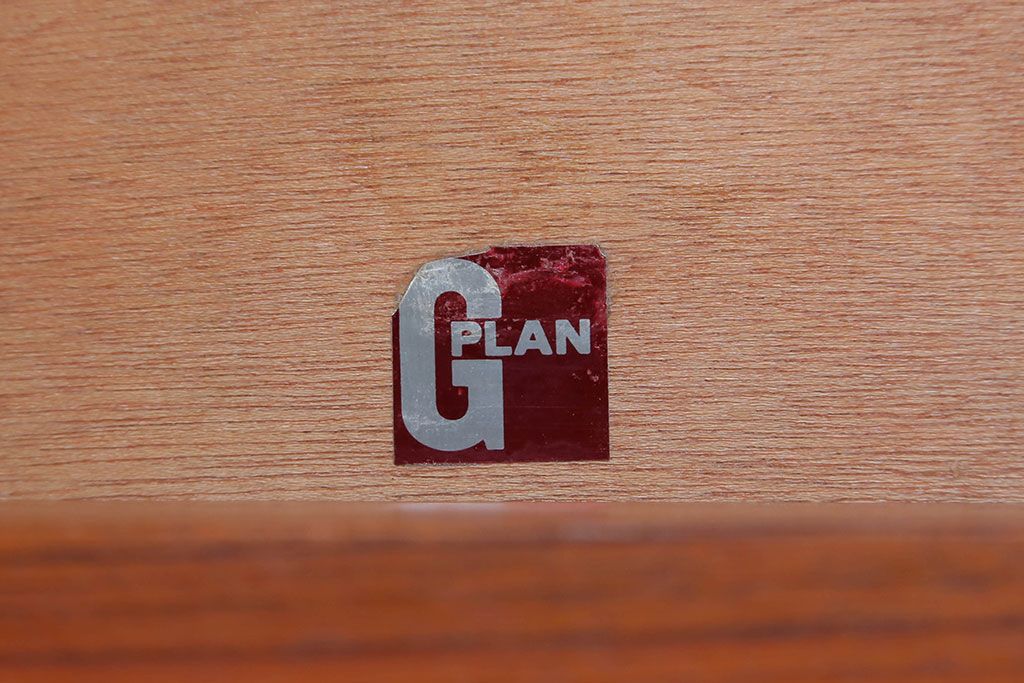 北欧家具G-PLAN(ジープラン)のビンテージ品　上質なサイドキャビネット(サイドテーブル)