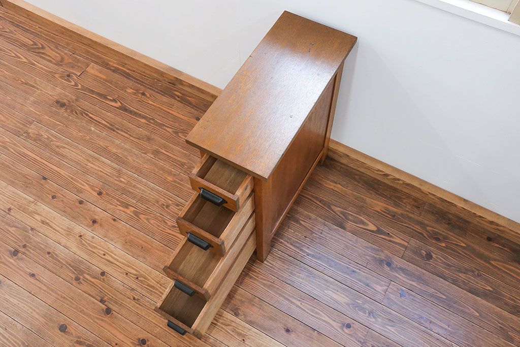 アンティーク家具　アンティーク 珍しいデザインの引き出し付きサイドテーブル(袖引き出し)