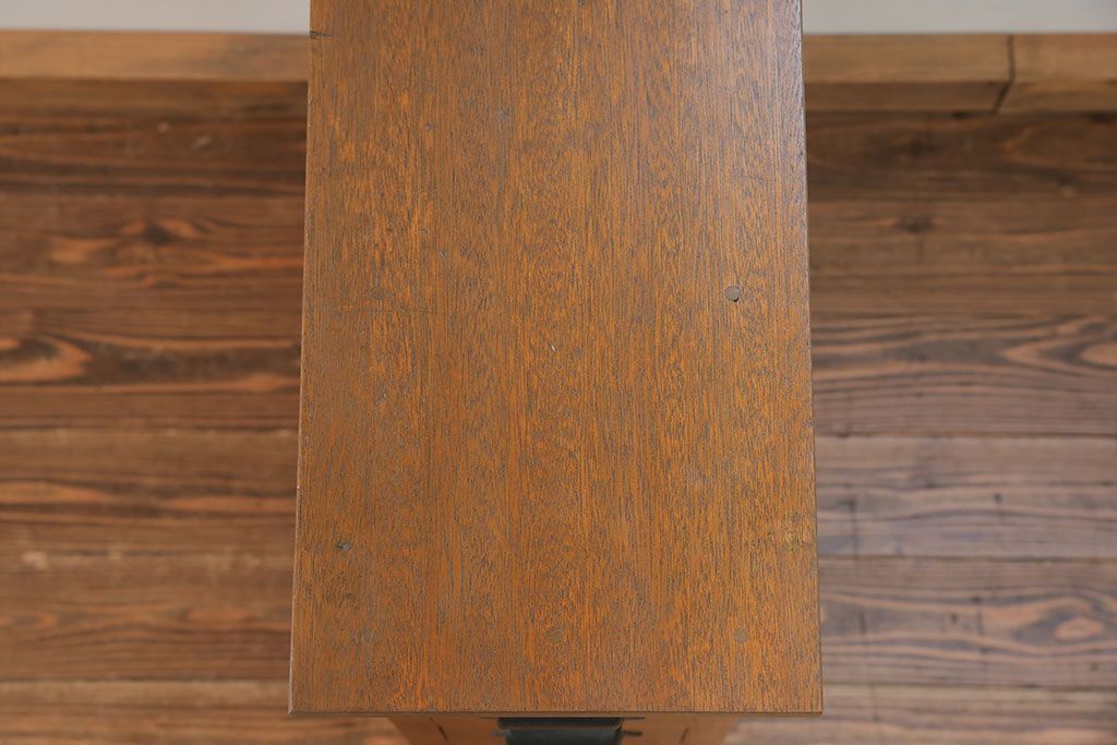 アンティーク家具　アンティーク 珍しいデザインの引き出し付きサイドテーブル(袖引き出し)