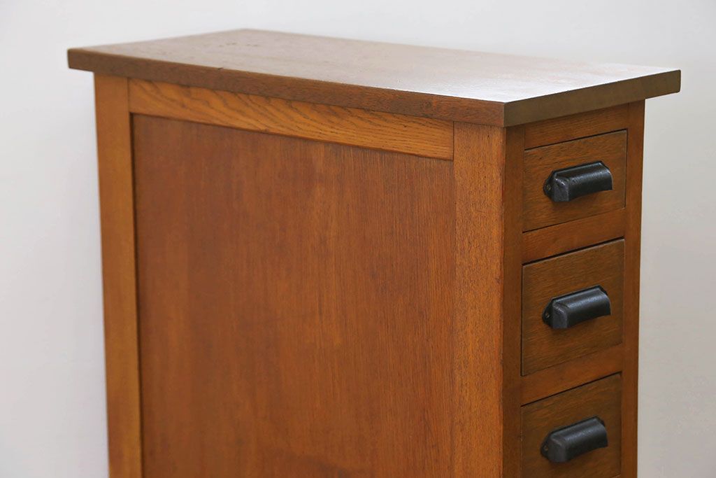 アンティーク家具　アンティーク 珍しいデザインの引き出し付きサイドテーブル(袖引き出し)