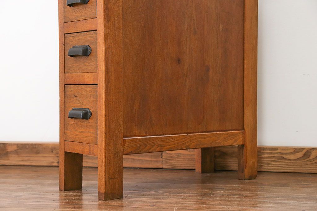 アンティーク家具　アンティーク 珍しいデザインの引き出し付きサイドテーブル(袖引き出し)