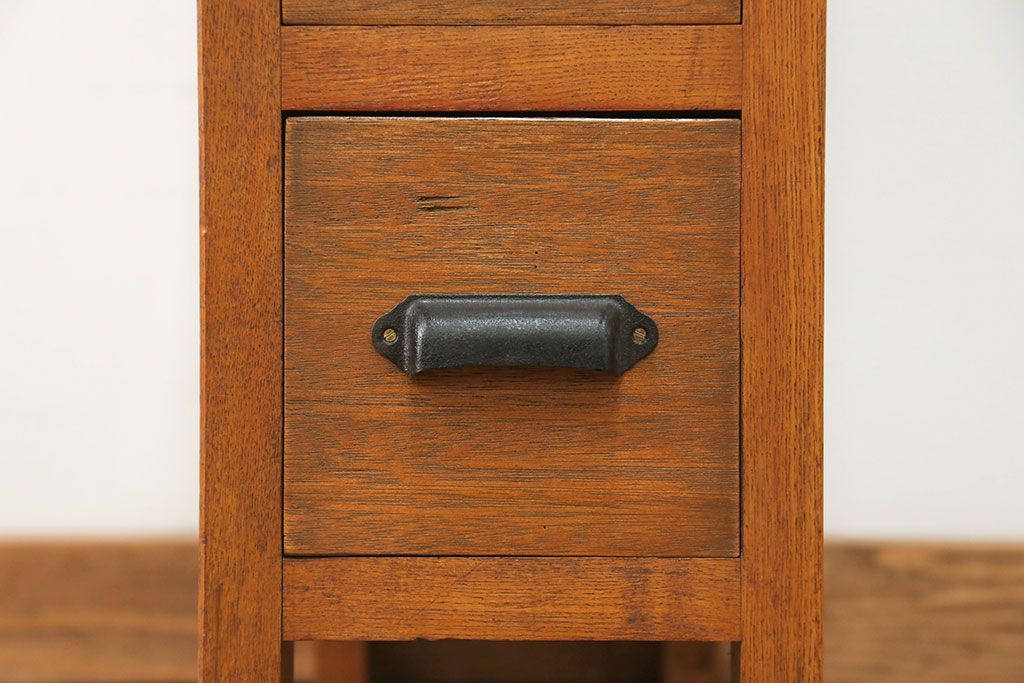 アンティーク家具　アンティーク 珍しいデザインの引き出し付きサイドテーブル(袖引き出し)