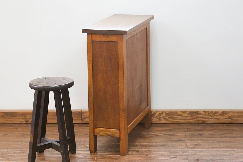 アンティーク家具　アンティーク 珍しいデザインの引き出し付きサイドテーブル(袖引き出し)