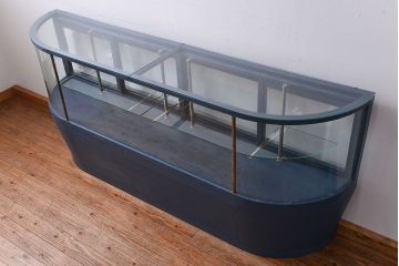 アンティーク家具　アンティークペイント 両面Rガラスのショーケース (ガラスケース)
