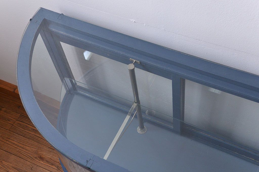 アンティーク家具　アンティークペイント 両面Rガラスのショーケース (ガラスケース)