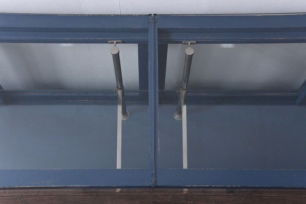 アンティーク家具　アンティークペイント 両面Rガラスのショーケース (ガラスケース)