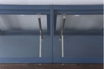 アンティーク家具　アンティークペイント 両面Rガラスのショーケース (ガラスケース)