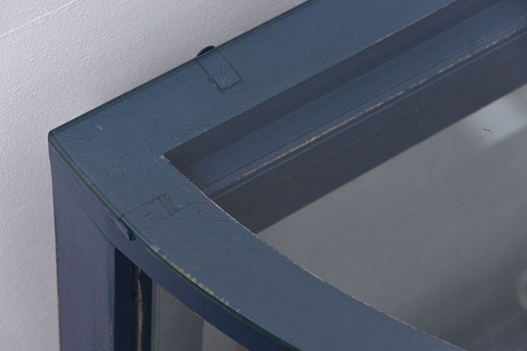 アンティーク家具　アンティークペイント 両面Rガラスのショーケース (ガラスケース)