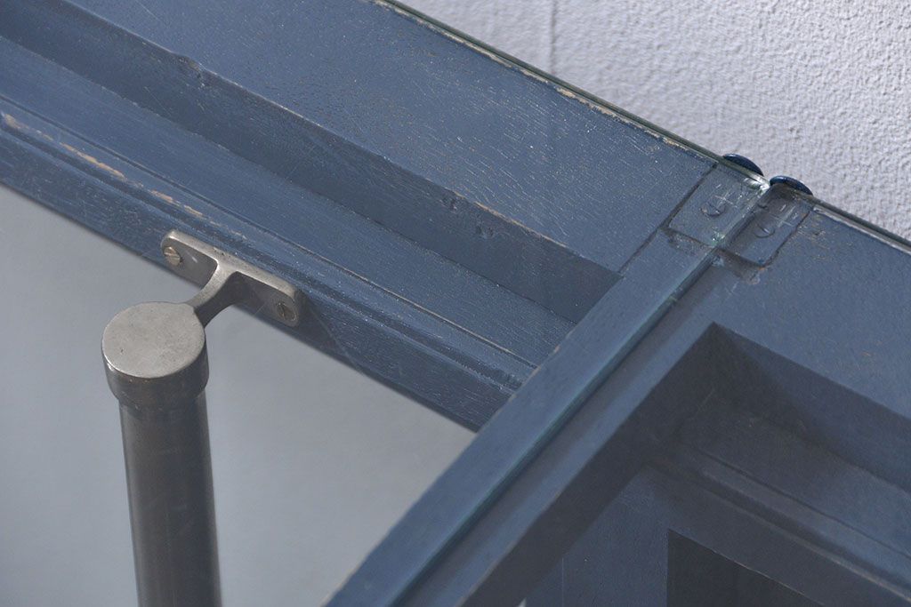 アンティーク家具　アンティークペイント 両面Rガラスのショーケース (ガラスケース)