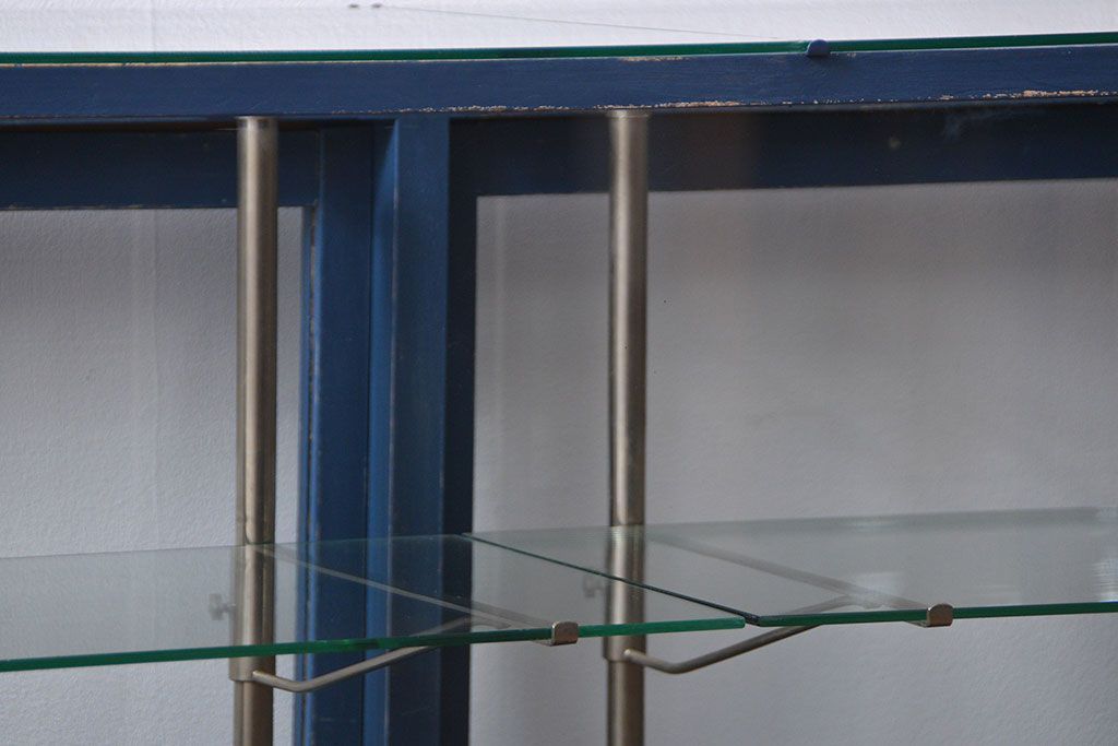 アンティーク家具　アンティークペイント 両面Rガラスのショーケース (ガラスケース)