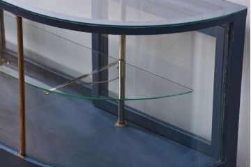 アンティーク家具　アンティークペイント 両面Rガラスのショーケース (ガラスケース)