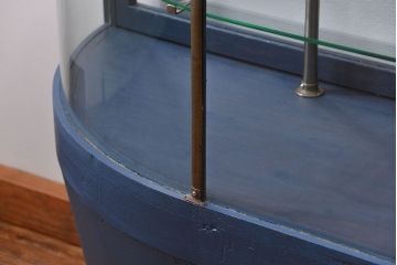 アンティーク家具　アンティークペイント 両面Rガラスのショーケース (ガラスケース)