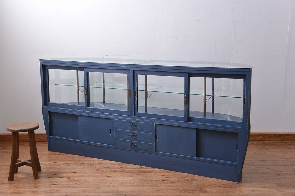 アンティーク家具　アンティークペイント 両面Rガラスのショーケース (ガラスケース)