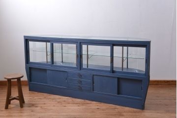 アンティーク家具　アンティークペイント 両面Rガラスのショーケース (ガラスケース)