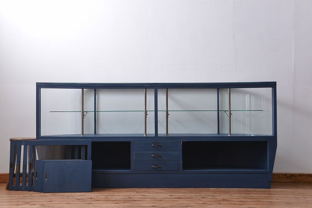 アンティーク家具　アンティークペイント 両面Rガラスのショーケース (ガラスケース)