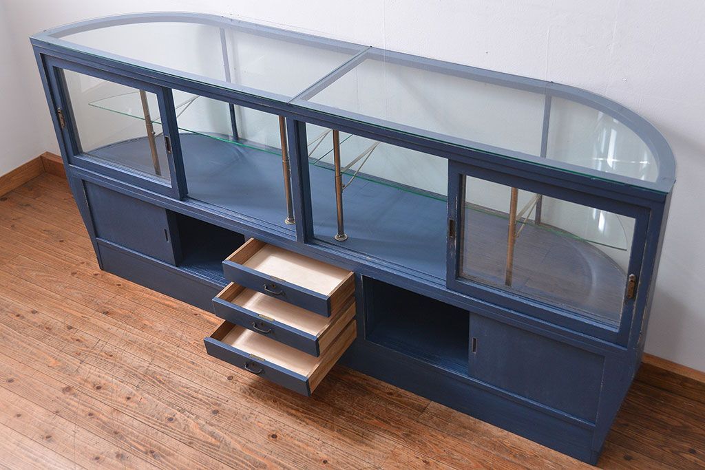 アンティーク家具　アンティークペイント 両面Rガラスのショーケース (ガラスケース)