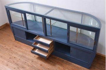 アンティーク家具　アンティークペイント 両面Rガラスのショーケース (ガラスケース)