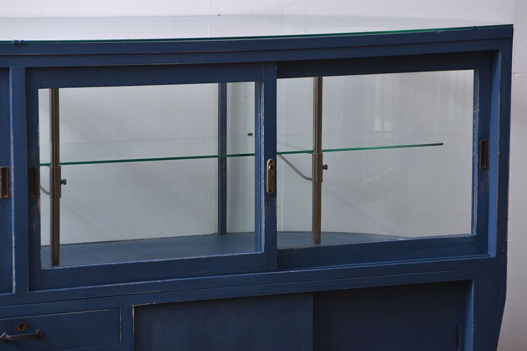 アンティーク家具　アンティークペイント 両面Rガラスのショーケース (ガラスケース)