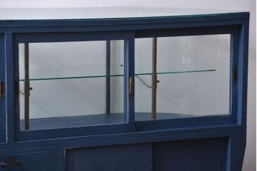 アンティーク家具　アンティークペイント 両面Rガラスのショーケース (ガラスケース)