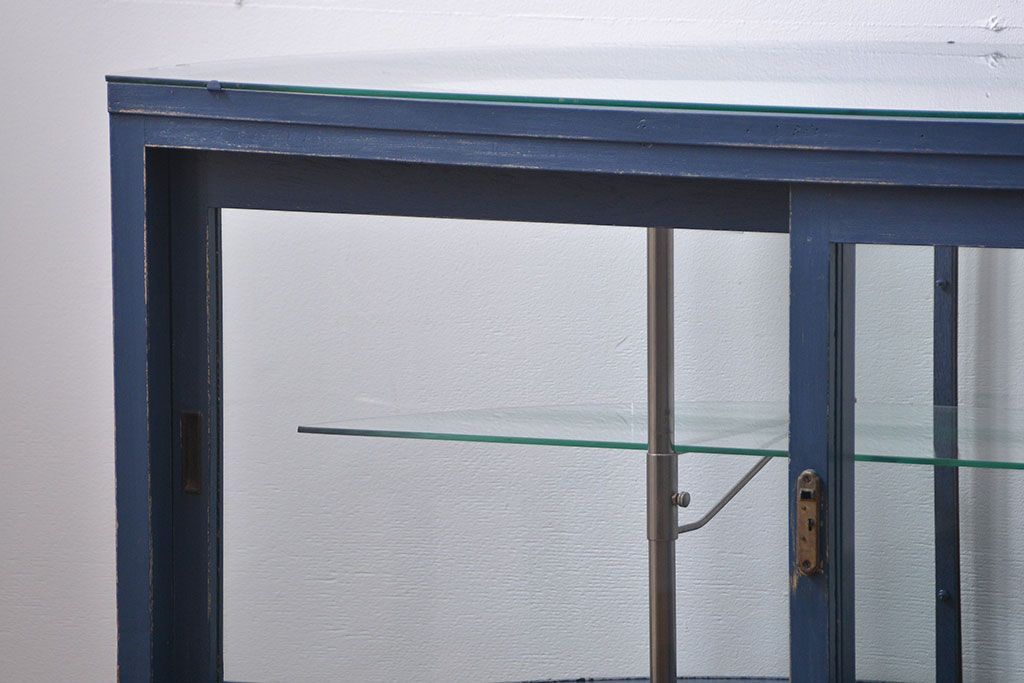 アンティーク家具　アンティークペイント 両面Rガラスのショーケース (ガラスケース)