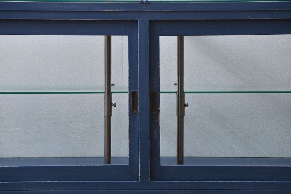 アンティーク家具　アンティークペイント 両面Rガラスのショーケース (ガラスケース)