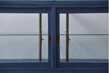 アンティーク家具　アンティークペイント 両面Rガラスのショーケース (ガラスケース)