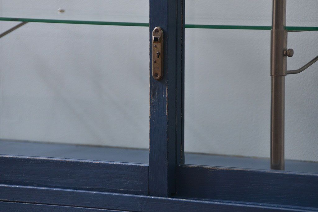 アンティーク家具　アンティークペイント 両面Rガラスのショーケース (ガラスケース)