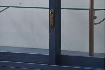 アンティーク家具　アンティークペイント 両面Rガラスのショーケース (ガラスケース)
