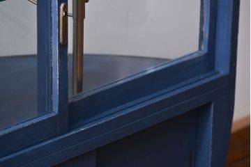 アンティーク家具　アンティークペイント 両面Rガラスのショーケース (ガラスケース)