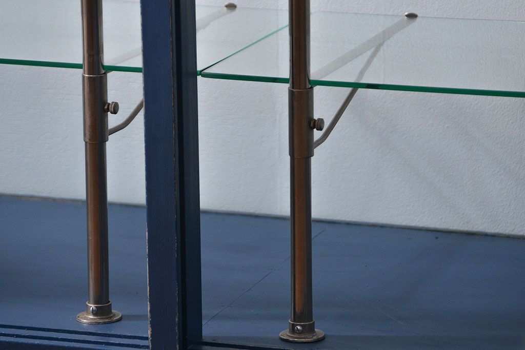 アンティーク家具　アンティークペイント 両面Rガラスのショーケース (ガラスケース)
