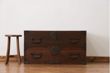 アンティーク家具　古民具・骨董 大きな丸金具の時代箪笥ローボード (ローチェスト)