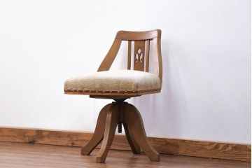 アンティーク家具　アンティーク かわいいデザインの小振りな回転イス (ドクターチェア、椅子)