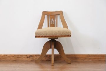 アンティーク家具　アンティーク かわいいデザインの小振りな回転イス (ドクターチェア、椅子)