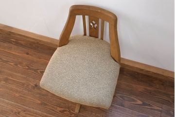 アンティーク家具　アンティーク かわいいデザインの小振りな回転イス (ドクターチェア、椅子)