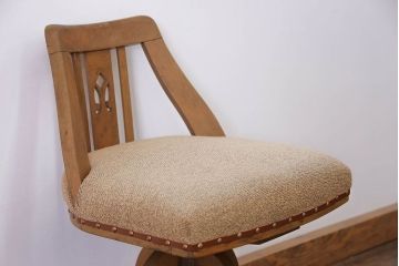 アンティーク家具　アンティーク かわいいデザインの小振りな回転イス (ドクターチェア、椅子)