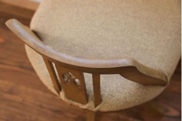 アンティーク家具　アンティーク かわいいデザインの小振りな回転イス (ドクターチェア、椅子)
