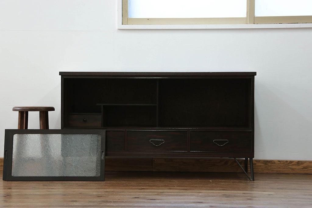 アンティーク家具　アンティーク 鉄脚付きの結霜ガラスローボード(テレビボード)