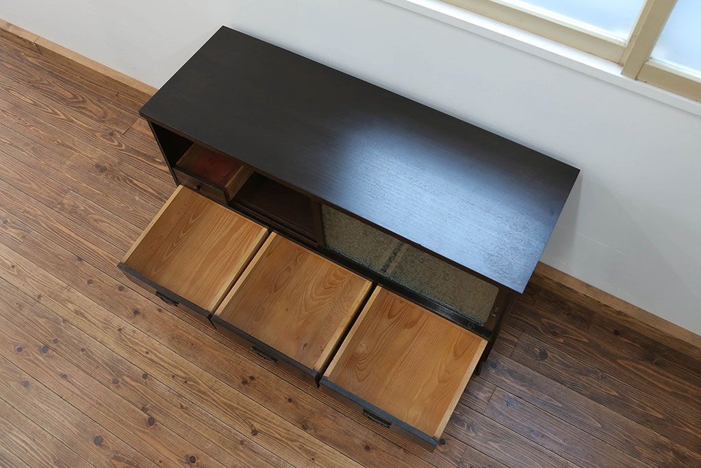 アンティーク家具　アンティーク 鉄脚付きの結霜ガラスローボード(テレビボード)